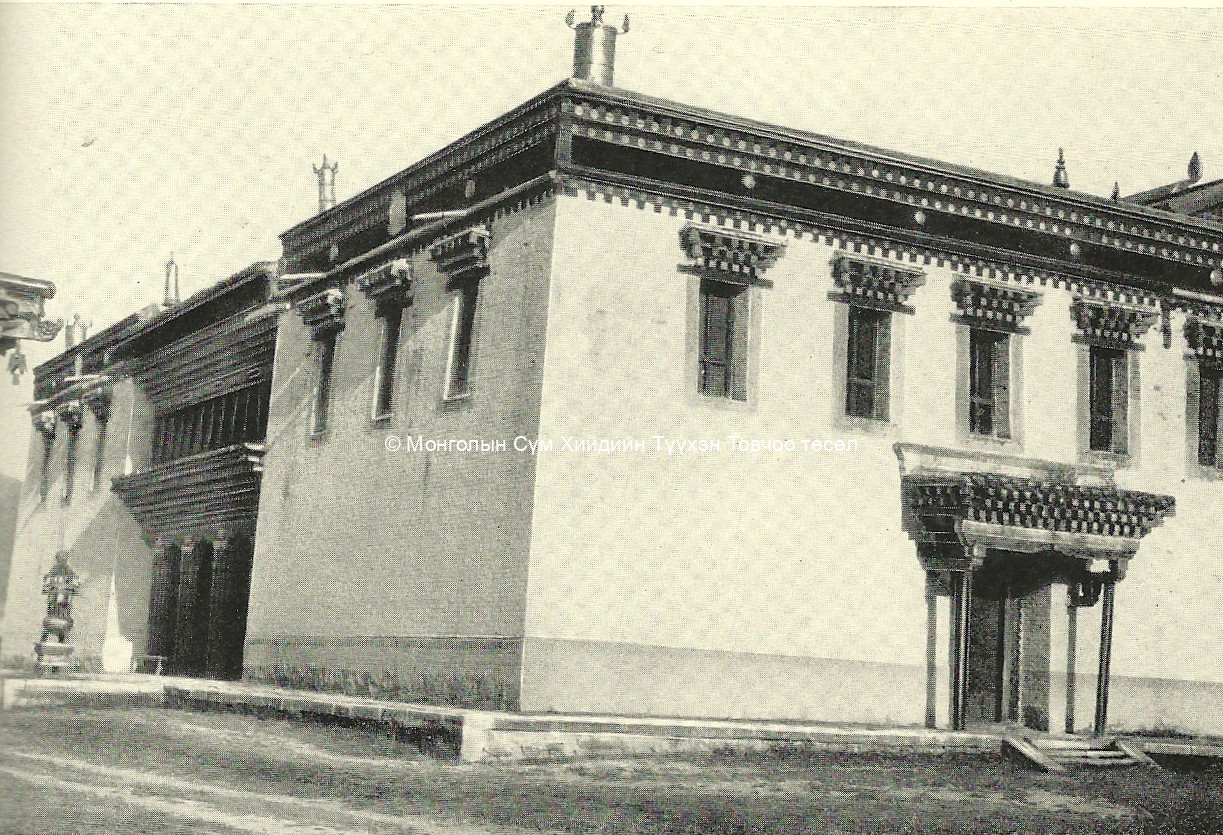 The main assembly hall from the South-East. Maidar, D., Mongoliin arkhityektur ba khot baiguulalt. Ulsiin Khevleliin Gazar, Ulaanbaatar 1972, 84